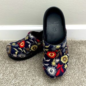 Dansko Felt Navy Blue Floral Embroidered Clogs Size 37